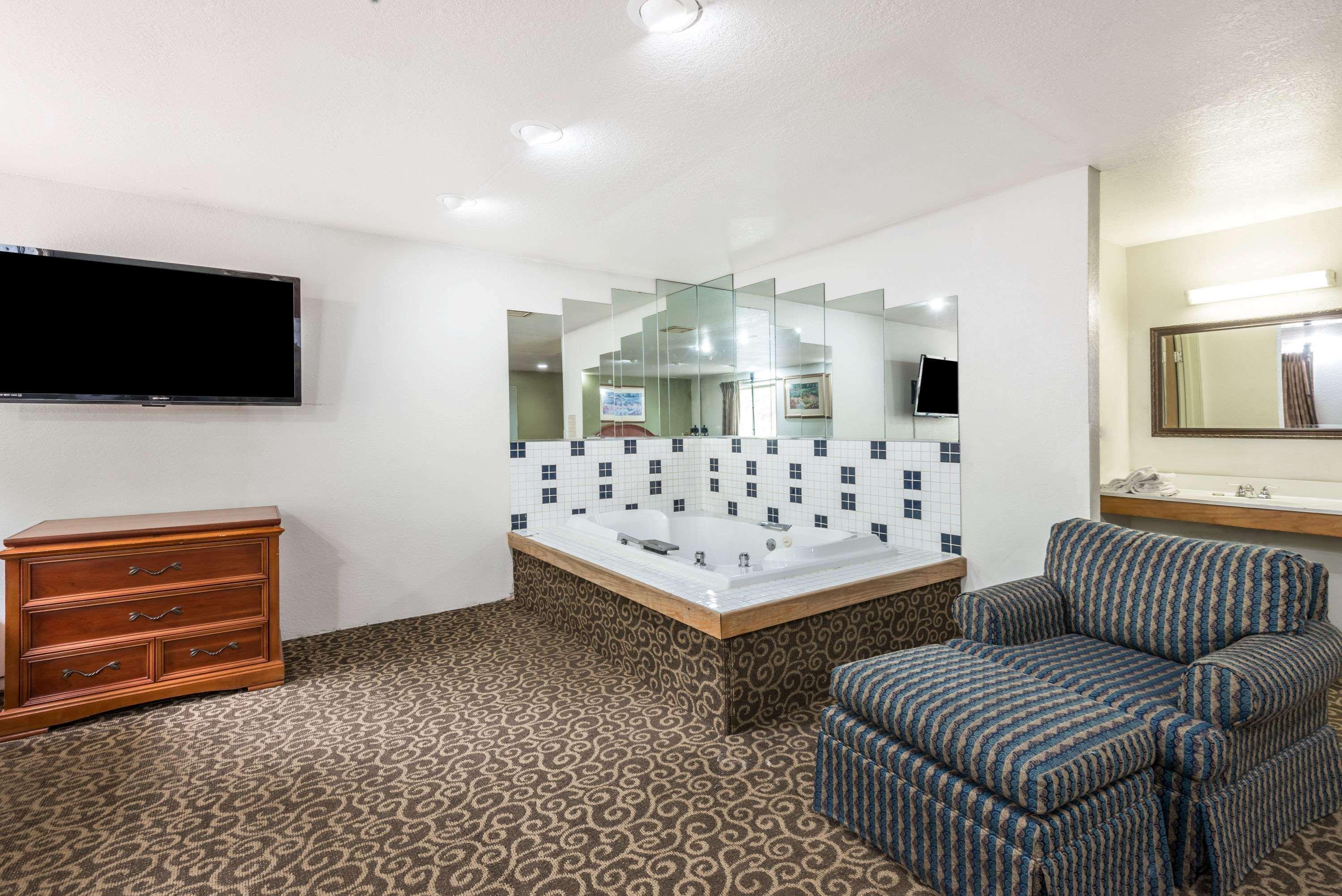 Super 8 By Wyndham Pittsburgh/Монровилл Экстерьер фото